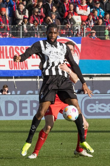 Football match, Jordan SIEBATCHEU Borussia Moenchengladbach in front fighting for the ball, Voith-Arena football stadium, Heidenheim