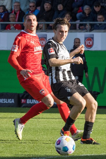 Football match, Norman THEUERKAUF 1.FC Heidenheim (left) and Rocco REITZ Borussia Moenchengladbach concentrate on the ball, Voith-Arena football stadium, Heidenheim