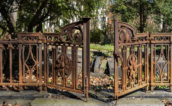 Rusty grave fences, Kirchof 1 of the Evangelische Georgen-Parochialgemeinde, Greisfswalder Strasse, Berlin, Germany, Europe