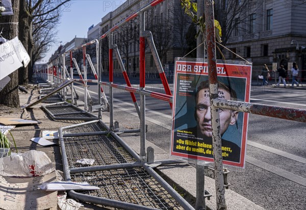 Mourners with flags and flowers in front of the Russian Embassy Unter den Linden, Berlin, Germany, Europe