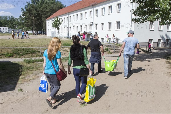 Refugees at the central contact point for asylum seekers in Brandenburg, Eisenhuettenstadt, 3 June 2015