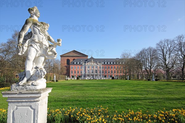 Electoral palace and Constantine basilica with palace garden and white sculpture in spring and blooming daffodils, flower bed, Trier, Rhineland-Palatinate, Germany, Europe