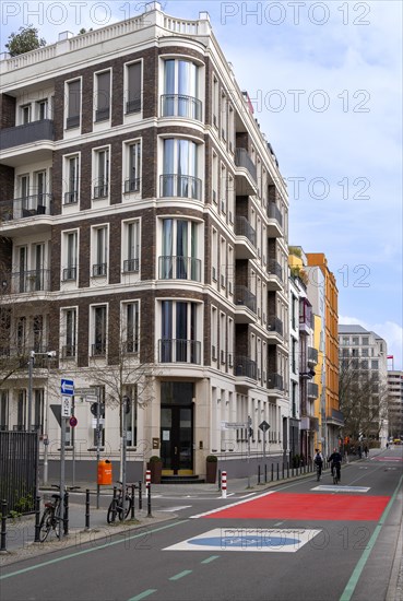 Symbolic photo on the subject of bicycle lanes in Berlin, Niederwallstrasse and Hausvogteiplatz, Berlin-Mitte, Germany, Europe