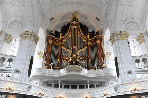 Michaeliskirche, Michel, baroque church St. Michaelis, first start of construction 1647- 1750, baroque church organ with golden decorations in a sacral room, Hamburg, Hanseatic City of Hamburg, Germany, Europe