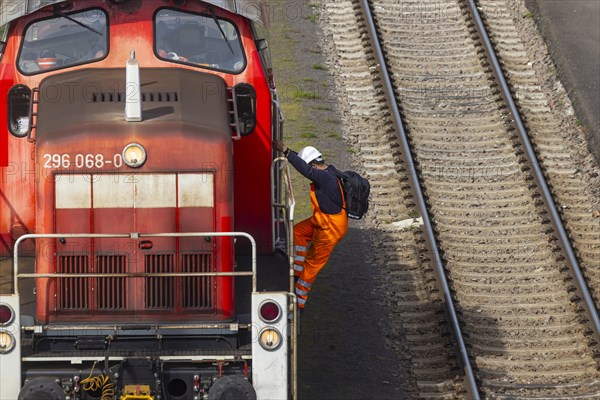 Engine driver with locomotive, class 296 diesel locomotive, Mannheim, Baden-Wuerttemberg, Germany, Europe