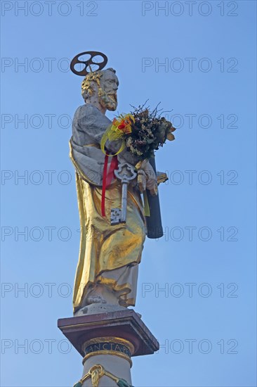 Sculpture Simon Peter with key and bouquet of flowers, free-standing, apostle, saint, halo, symbol of heaven, Hauptmarkt, Trier, Rhineland-Palatinate, Germany, Europe
