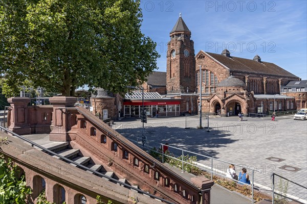 Historic Wilhelmine railway station, staircase to the station square, clock tower, reception building, neo-Romanesque and Art Nouveau, red sandstone, cultural monument, listed building, Giessen, Giessen, Hesse, Germany, Europe