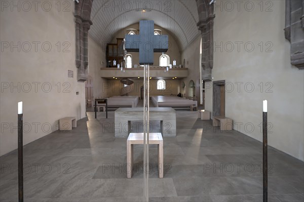 4 candles and a glass cross at the former altar site, St Clare's Church, Koenigstrasse 66, Nuremberg, Middle Franconia, Bavaria, Germany, Europe