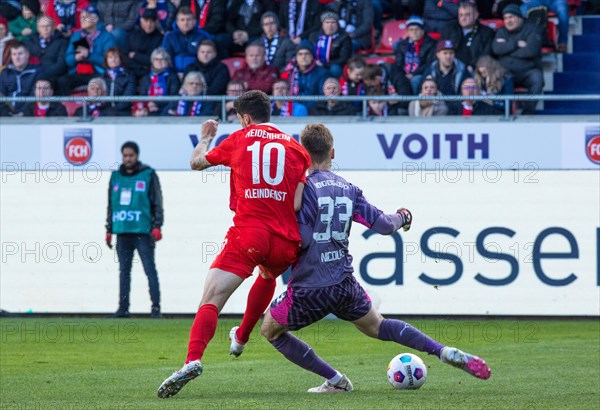 Football match, Tim KLEINDIENST 1.FC Heidenheim in a duel for the ball with Moritz NICOLAS Borussia Moenchengladbach right from behind, football stadium Voith-Arena, Heidenheim