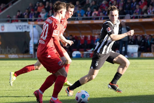 Football match, Nikola DOVEDAN 1.FC Heidenheim and Jan SCHOePPNER 1.FC Heidenheim fighting for the ball with Florian NEUHAUS Borussia Moenchengladbach right, football stadium Voith-Arena, Heidenheim