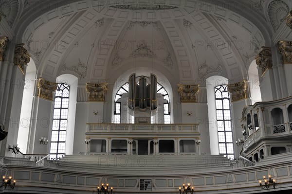 Michaeliskirche, Michel, baroque church St. Michaelis, first construction start 1647- 1750, spacious church interior with organ, decorated columns and gold-coloured elements, Hamburg, Hanseatic City of Hamburg, Germany, Europe