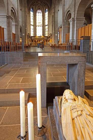 Tomb of the Apostle Matthias in the Romanesque Church of St Matthias, interior view, tomb, candles, sculpture, lying, Benedictine Abbey, Trier, Rhineland-Palatinate, Germany, Europe