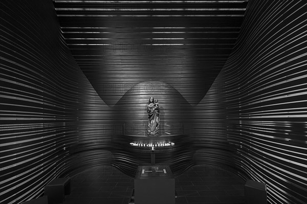 Modern Marian chapel with a sculpture of the Virgin and Child from around 1480, St Clare's Church, Koenigstrasse 66, Nuremberg, Middle Franconia, Bavaria, Germany, Europe