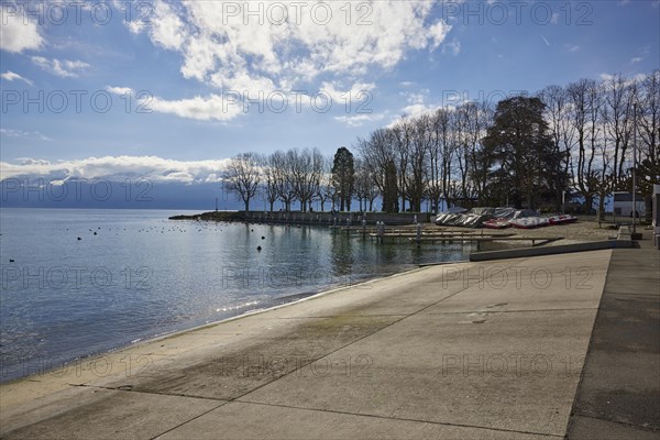 Shallow access to Lake Geneva and small jetties for pedal boats and rowing boats in the Ouchy neighbourhood, Lausanne, Lausanne district, Vaud, Switzerland, Europe