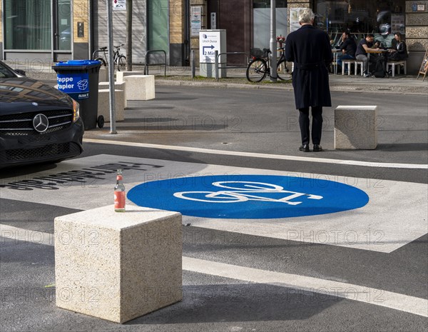 Symbolic photo on the subject of bicycle lanes in Berlin, Niederwallstrasse and Hausvogteiplatz, Berlin-Mitte, Germany, Europe