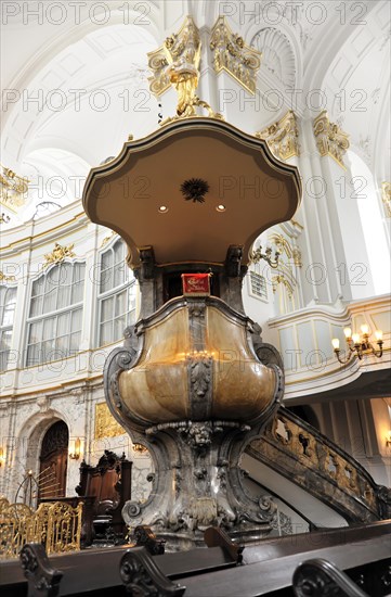 Michaeliskirche, Michel, baroque church St. Michaelis, first start of construction 1647- 1750, A magnificent pulpit inside a church with elaborate gold decorations, Hamburg, Hanseatic City of Hamburg, Germany, Europe