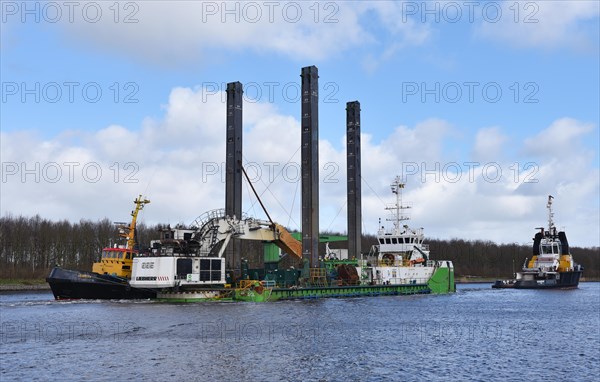 Tugboat, tugboat pulling dredger Peter The Great in the Kiel Canal, Kiel Canal, Schleswig-Holstein, Germany, Europe