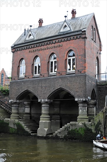 Fleetsschloesschen, historic brick building in Gothic style on a waterway with plants, Hamburg, Hanseatic City of Hamburg, Germany, Europe