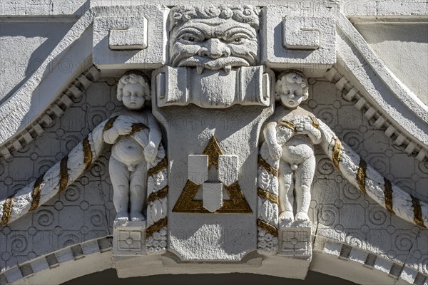 Decorative figures above gateway in Art Nouveau style, naked boys with garland, grim male face, Seltersweg, old town centre, Giessen, Giessen, Hesse, Germany, Europe