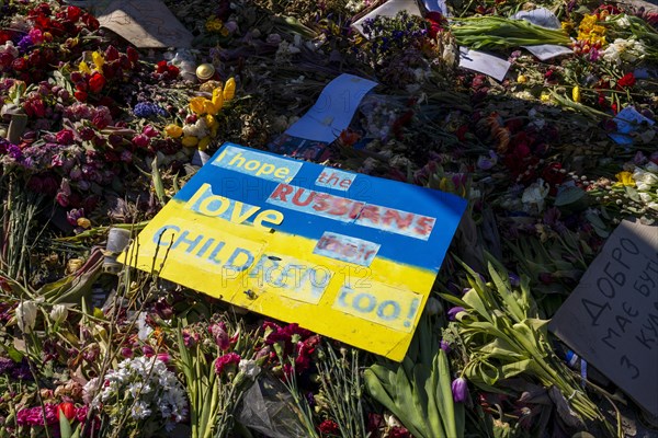 Mourners with flags and flowers in front of the Russian Embassy Unter den Linden, Berlin, Germany, Europe