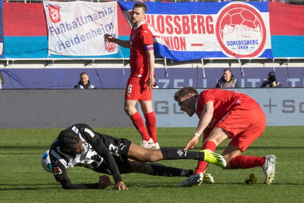 Football match, Tim SIERSLEBEN 1.FC Heidenheim right fouls Jordan SIEBATCHEU Borussia Moenchengladbach in the background captain Patrick MAINKA 1.FC Heidenheim, football stadium Voith-Arena, Heidenheim