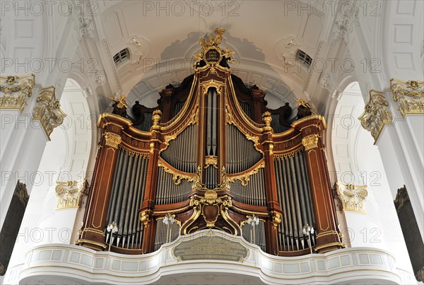 Michaeliskirche, Michel, baroque church St. Michaelis, first start of construction 1647- 1750, large baroque church organ with gold decorations in a whitewashed church, Hamburg, Hanseatic City of Hamburg, Germany, Europe