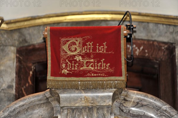 Michaeliskirche, Michel, baroque church St. Michaelis, first start of construction 1647- 1750, A red velvet cushion with golden embroidery on a church pew, Hamburg, Hanseatic City of Hamburg, Germany, Europe