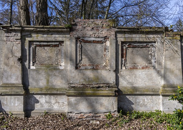 Old tombs, Churchyard 1 of the Protestant Parish of St George, Greisfswalder Strasse, Berlin, Germany, Europe