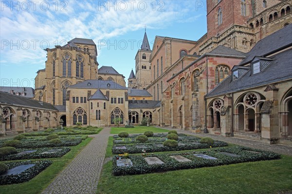 Inner courtyard with tombs and cloister, Church of Our Lady and UNESCO St Peter's Cathedral, Trier, Rhineland-Palatinate, Germany, Europe