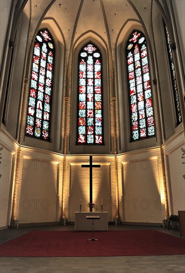 Sankt-Petri-Kirche, parish church, construction started in 1310, Moenckebergstrasse, church altar with illuminated stained glass windows and cross in the background, Hamburg, Hanseatic City of Hamburg, Germany, Europe