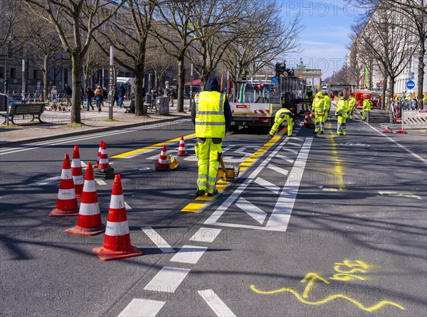 Modification of road markings, Unter den Linden, Berlin, Germany, Europe