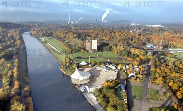 Aerial view of the Norsternpark in Gelsenkirchen. The Norsternpark with open-air theatre, the Rhine-Herne Canal and the Prosper coking plant in the background can be seen, 28 October 2015