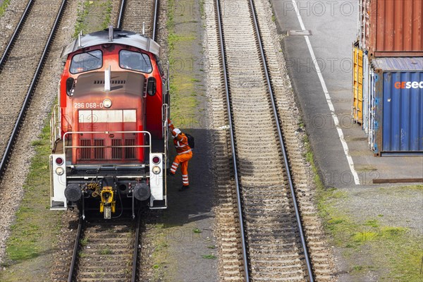 Engine driver with locomotive, class 296 diesel locomotive, Mannheim, Baden-Wuerttemberg, Germany, Europe