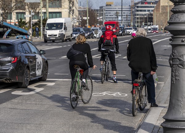 Combined bus and cycle lane, Unter den Linden Palace Bridge, Berlin-Mitte, Germany, Europe