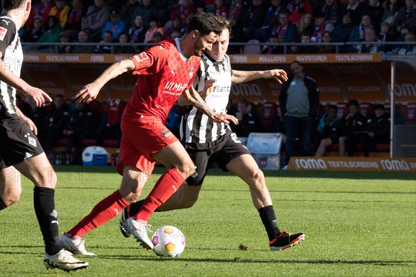 Football match, Tim KLEINDIENST 1.FC Heidenheim in a duel for the ball with Rocco REITZ Borussia Moenchengladbach right, football stadium Voith-Arena, Heidenheim