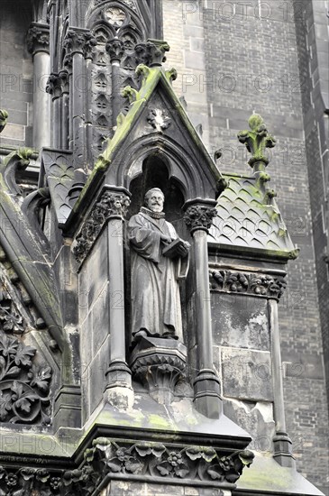 St Peter's Church, parish church, construction began in 1310, Moenckebergstrasse, statue of a standing man in medieval garb in a Gothic niche, Hamburg, Hanseatic City of Hamburg, Germany, Europe