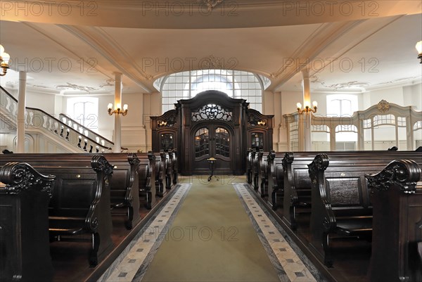 Michaeliskirche, Michel, baroque church St. Michaelis, first start of construction 1647- 1750, row of wooden benches along an aisle in a church, Hamburg, Hanseatic City of Hamburg, Germany, Europe