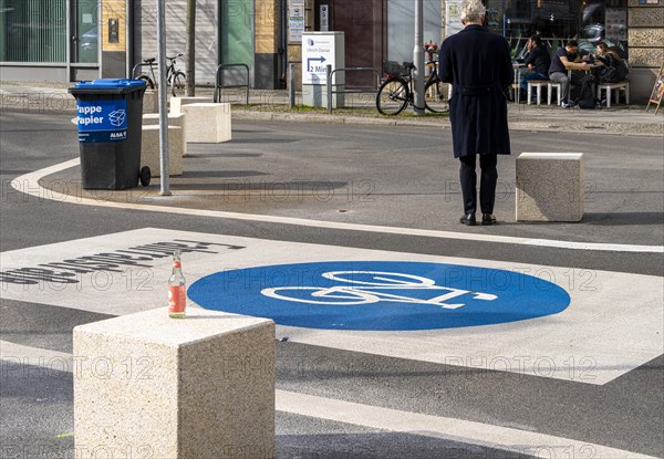 Symbolic photo on the subject of bicycle lanes in Berlin, Niederwallstrasse and Hausvogteiplatz, Berlin-Mitte, Germany, Europe