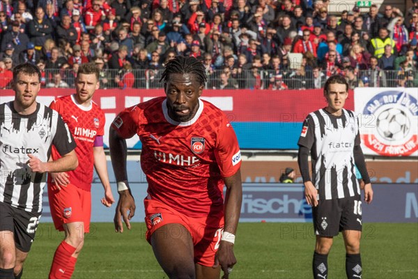 Football match, Omar TRAORE 1.FC Heidenheim concentrates with half tongue, football stadium Voith-Arena, Heidenheim