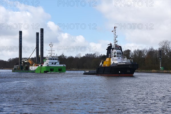 Tugboat, tugboat pulling dredger Peter The Great in the Kiel Canal, Kiel Canal, Schleswig-Holstein, Germany, Europe