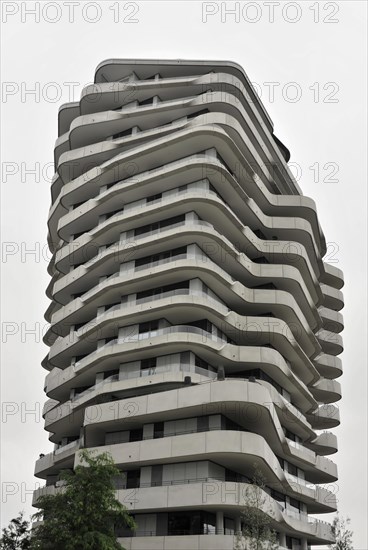 Marco Polo Tower residential tower block, Behnisch Architekten, Hafencity, A contemporary residential complex with balconies, taken on an overcast day, Hamburg, Hanseatic City of Hamburg, Germany, Europe