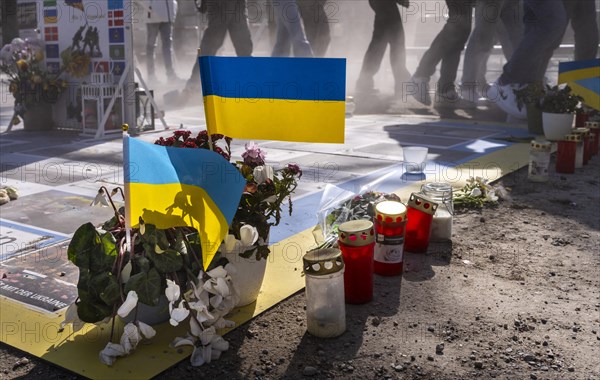 Mourners with flags and flowers in front of the Russian Embassy Unter den Linden, Berlin, Germany, Europe