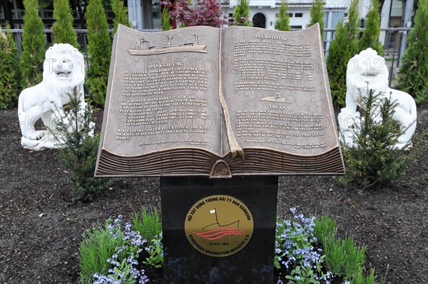 Garden statue of an open book with lion figures and a memorial emblem below, Hamburg, Hanseatic City of Hamburg, Germany, Europe