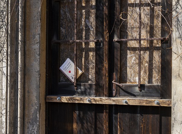 Book on a locked door of a mausoleum, Kirchof 1 of the Evangelische Georgen-Parochialgemeinde, Greisfswalder Strasse, Berlin, Germany, Europe