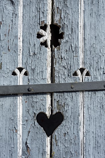 Wooden door with heart, stable door, light-coloured lacquer, weathered, old farmhouse, idyllic, romantic, Nidda, Vogelsberg, Wetterau, Hesse, Germany, Europe