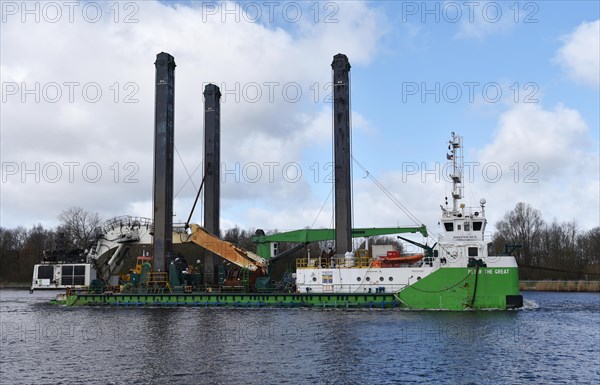 Tugboat, tugboat pulling dredger Peter The Great in the Kiel Canal, Kiel Canal, Schleswig-Holstein, Germany, Europe