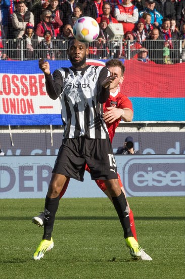 Football match, Jordan SIEBATCHEU Borussia Moenchengladbach in front fighting for the ball, Voith-Arena football stadium, Heidenheim