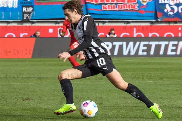 Football match, Florian NEUHAUS Borussia Moenchengladbach on the ball, Voith-Arena football stadium, Heidenheim