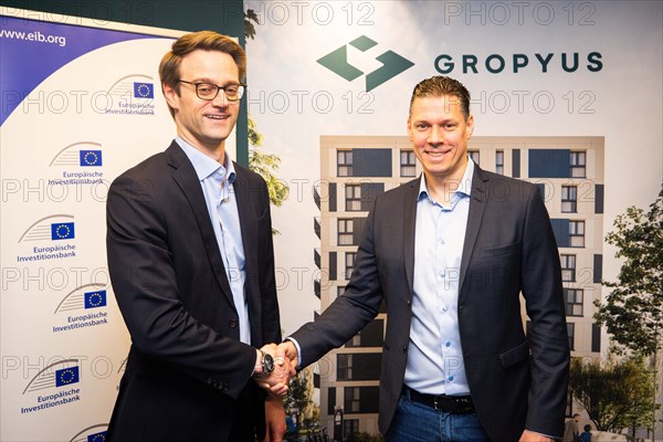 Philippe Hoett (l), Senior Loan Officer in the Venture Debt Team of the European Investment Bank (EIB), and Markus Fuhrmann, founder and CEO of GROPYUS, at a press conference in Berlin on Tuesday 19 March 2024. The EIB is providing GROPYUS with an InvestEU-backed venture debt loan of EUR 40 million for the full automation of the production of sustainable multi-family homes