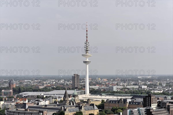 Hamburg television tower, Heinrich-Hertz-Tower, Tele-Michel, View of a television tower and surrounding city buildings under a cloudy sky, Hamburg, Hanseatic City of Hamburg, Germany, Europe